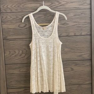 Lace patterned off-white / ivory flowy tank top